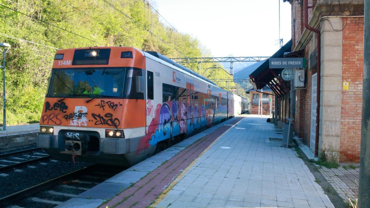 Un comboi aturat a l'estació de Ribes de Freser