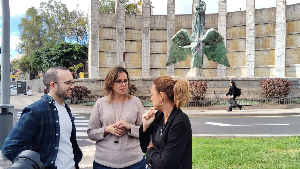 Rueda de prensa de Podemos Canarias junto al monumento a Franco.