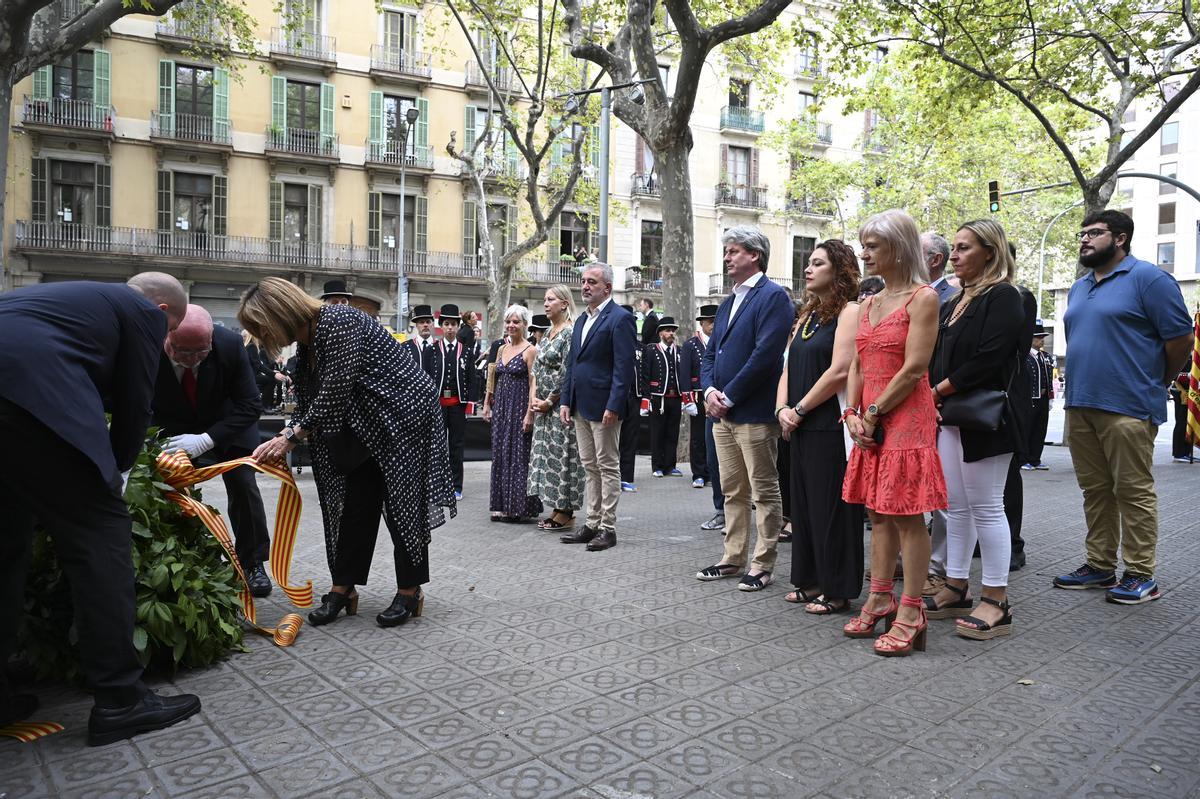 Miembros de la Diputació, encabezados por su presidenta, Núria Marín, en la ofrenda floral al monumento de Rafael Casanova.