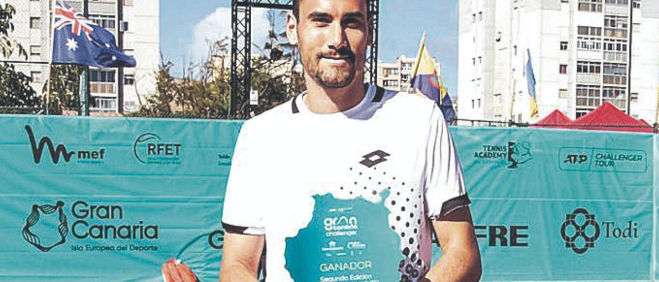 Gianluca Mager, ganador del ATP Gran Canaria Challenger, posa con el trofeo conquistado en la pista de El Cortijo, ayer. | | LP/DLP