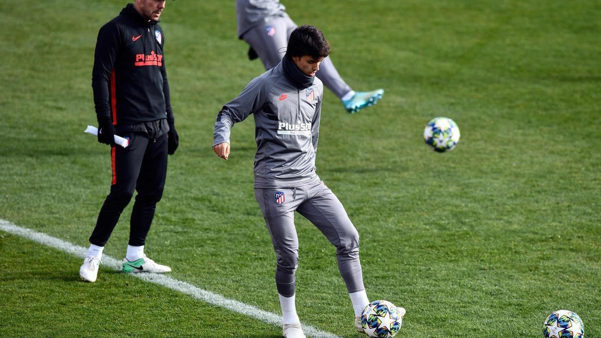 Joao Félix se entrena vigilado de cerca por Simeone.