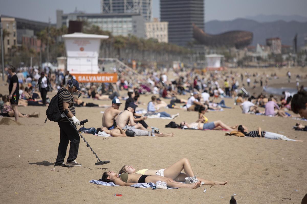 Ambiente en la playa de la Barceloneta, esta mañana.