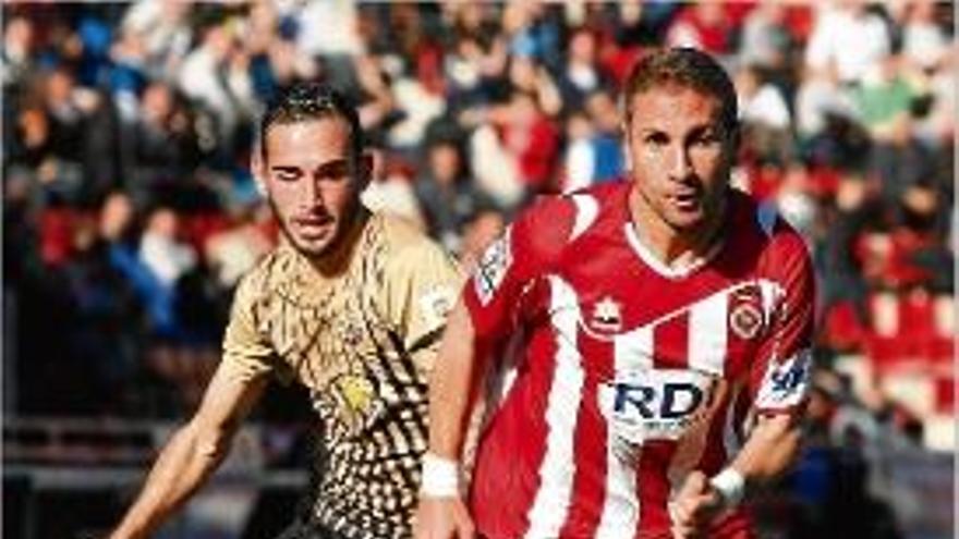 Jose Martínez condueix la pilota en el passat Girona-Almeria.