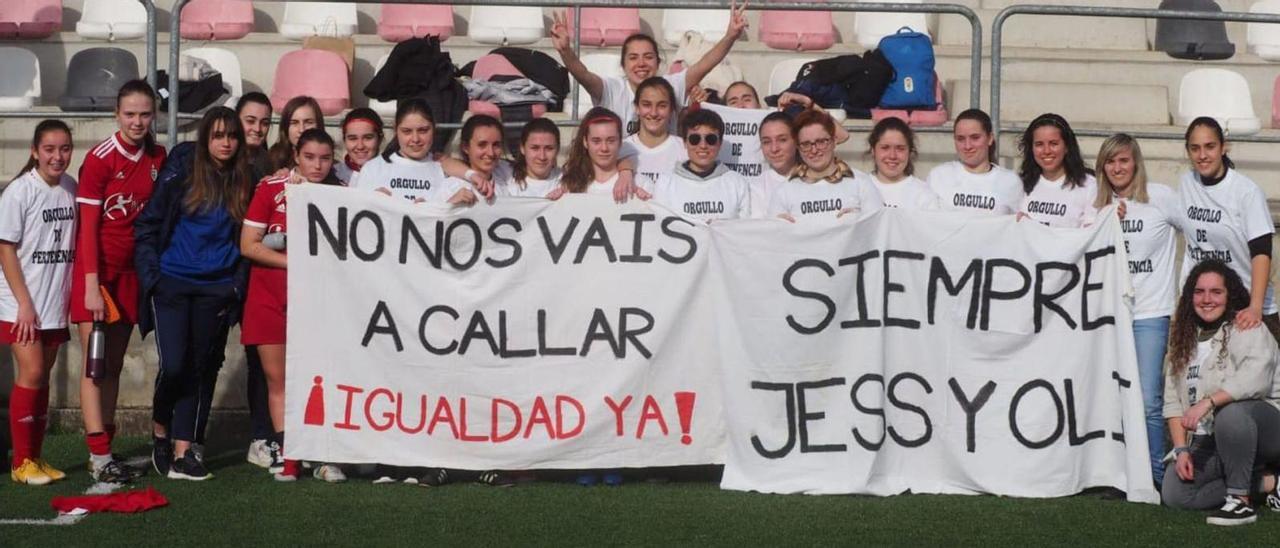 Las jugadoras del Covadonga, ayer en El Bayu, con las pancartas y camisetas reivindicativas.