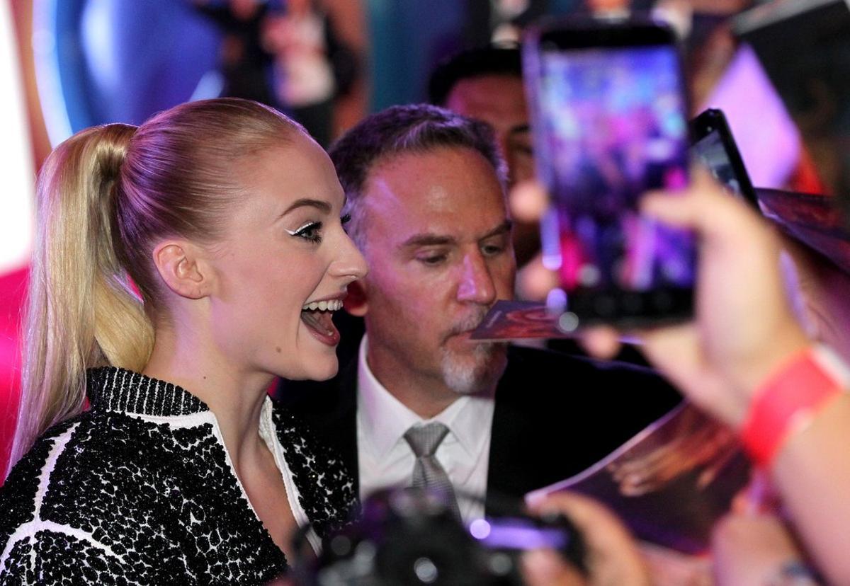 MEX050. CIUDAD DE MÉXICO (MÉXICO),14/05/2019.- La actriz inglesa Sophie Turner (i) posa para fotos ante un grupo de fanáticos durante un evento de promoción del filme X-Men: Dark Phoenix este martes, en Ciudad de México (México). Como parte de la gira promocional de la cinta del universo X-Men que centra su historia en la mutante Jean Gray, las actrices y miembros del reparto Sophie Tuner y Jessica Chastain visitaron la capital mexicana para compartir con los fans de la cinta, que se estrenará el próximo 7 de junio en todas las salas de cine mexicanas. EFE/ Mario Guzmán