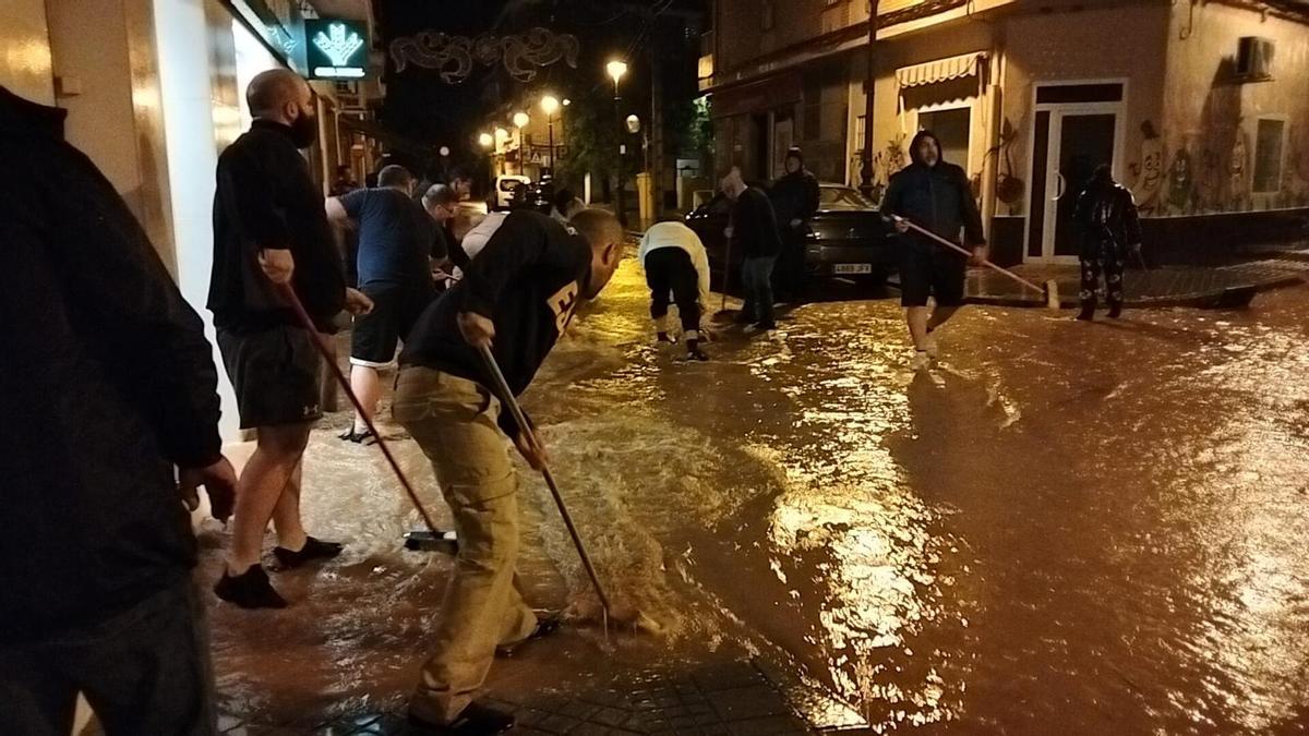 Vecinos achicando agua en Villarrubia.