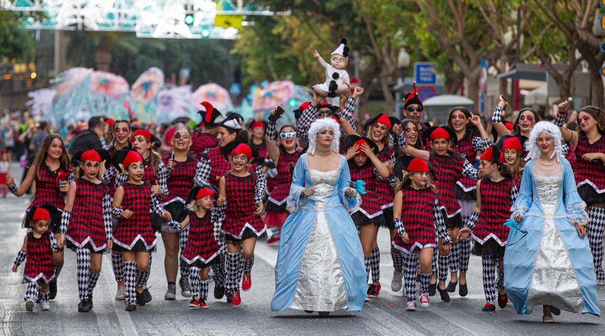 HOGUERAS 2022 | Desfile del Ninot en las calles de Alicante