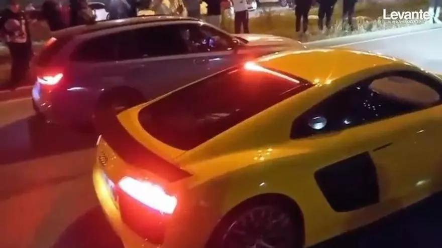 Sagunt: Carreras ilegales de madrugada se saldan con otro aparatoso accidente que arranca una farola y varias señales