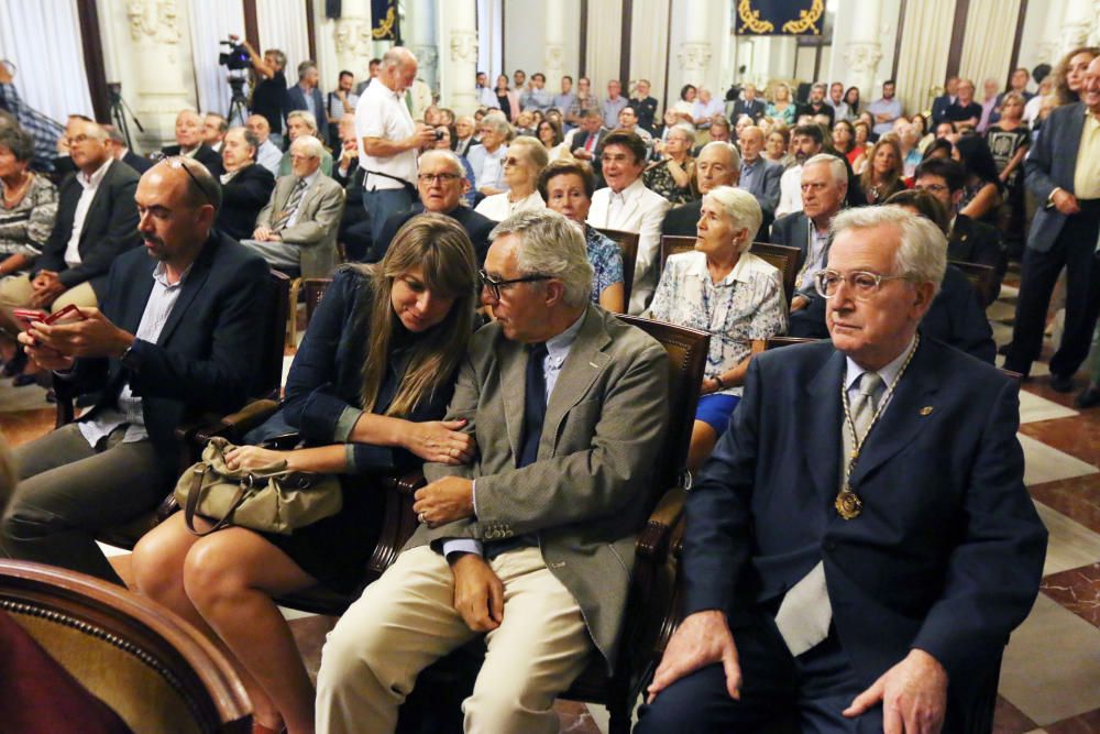 Numerosas personalidades de la política y la cultura malagueña asistieron al acto en el Salón de los Espejos del Ayuntamiento