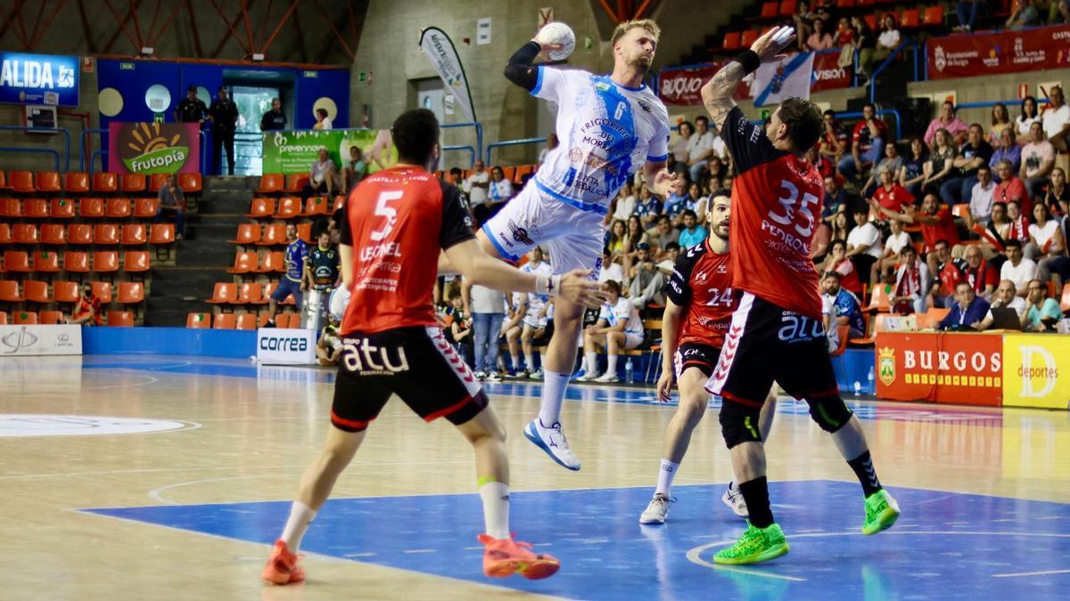 Mads Thymann lanza a portería ante la defensa de Martins en una acción del partido de ayer en Burgos.