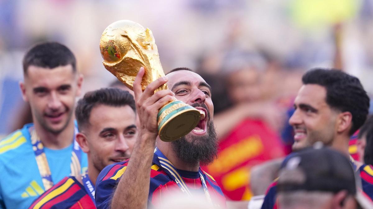 Borja Iglesias sostiene la Copa del Mundo.