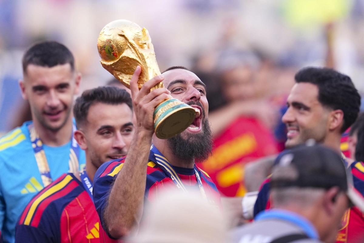 Borj Iglesias sostiene la Copa del Mundo.