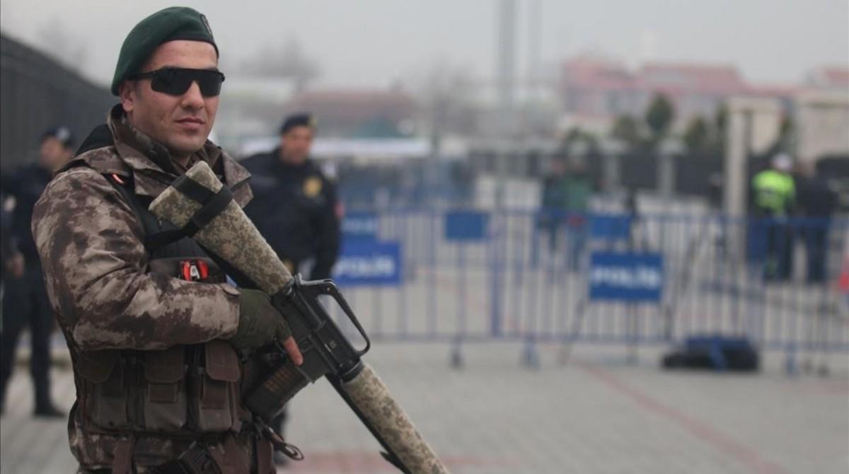 Turquía va a permitir a partir de ahora el uso del velo islámico en los rangos más bajos del Ejército. Turquía va a permitir a partir de ahora el uso del velo islámico en los rangos más bajos del Ejército.