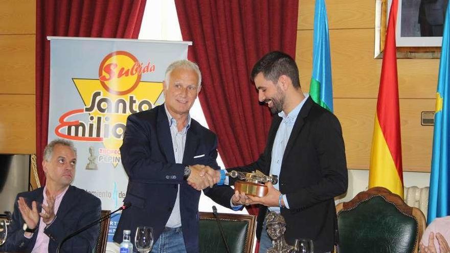 Sasi Pardeiro hace entrega del premio al concejal de Deportes, José Alberto Caveda.