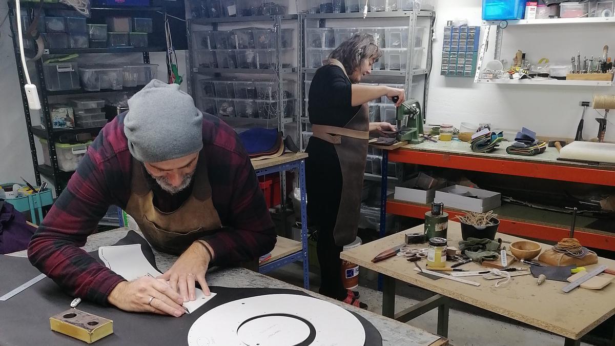 Leopoldo y Rosa producen artesanía en piel y cuero en su taller de Villena.