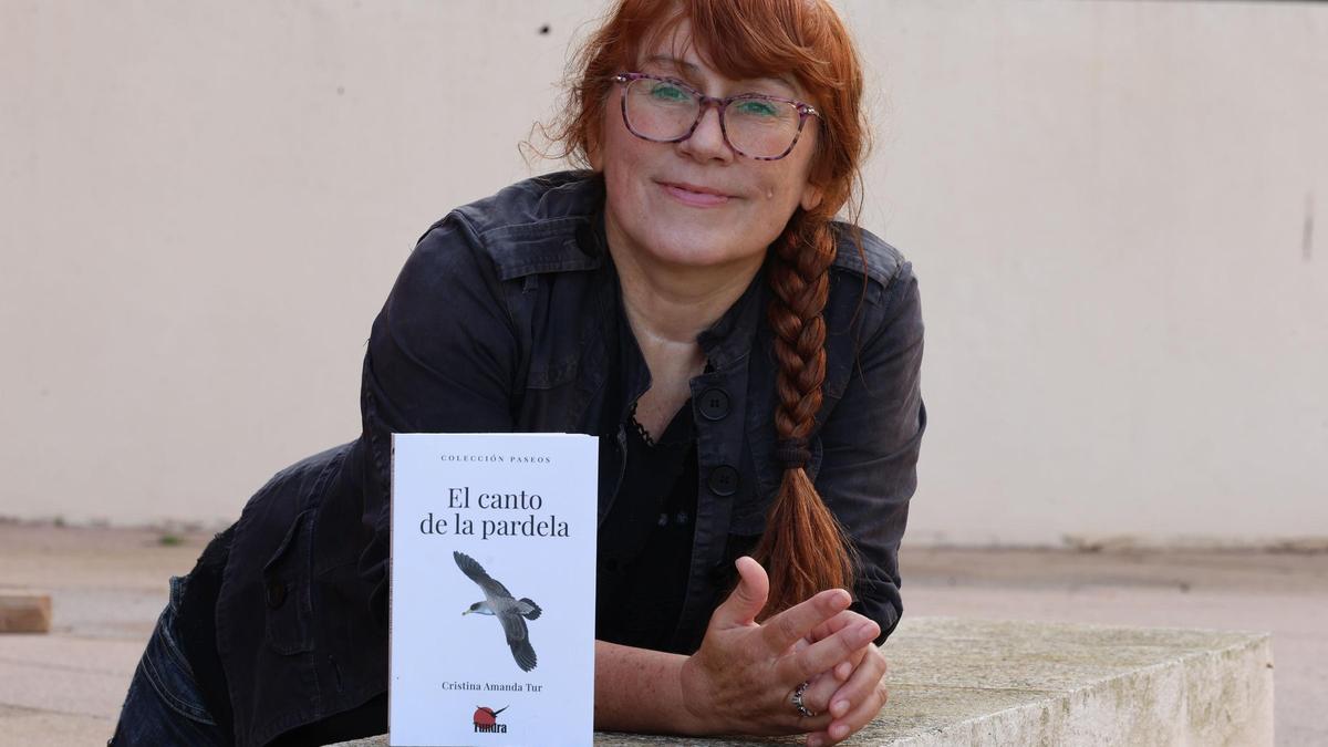 Cristina Amanda Tur, ayer, en las instalaciones de Diario de Ibiza con su nuevo libro.
