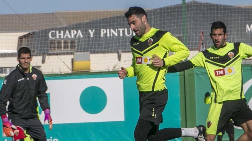 Tekio, durante un entrenamiento en el Anexo, junto a Guille y Benja