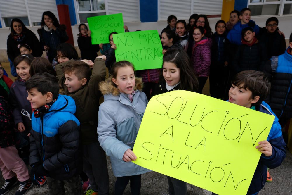 Protesta en el colegio Cervantes de Sax