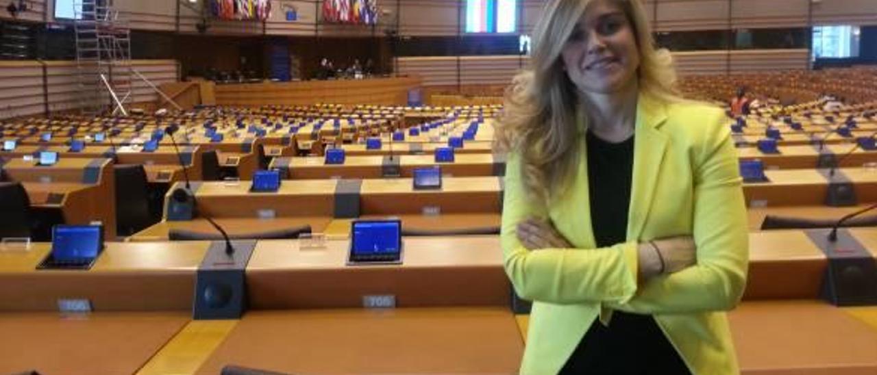 La eurodiputada oriolana Eva Ortiz, sentada en un escaño del hemiciclo de la sede del Parlamento Europeo emplazado en Bruselas.