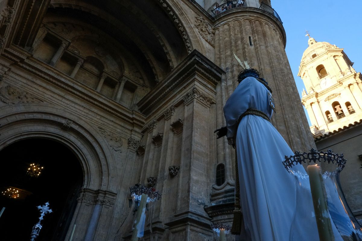 Madrugada de traslados para la veneración 'El Verbo Encarnado' en la Catedral