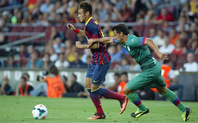 Debut oficial contra el Levante (7-0)