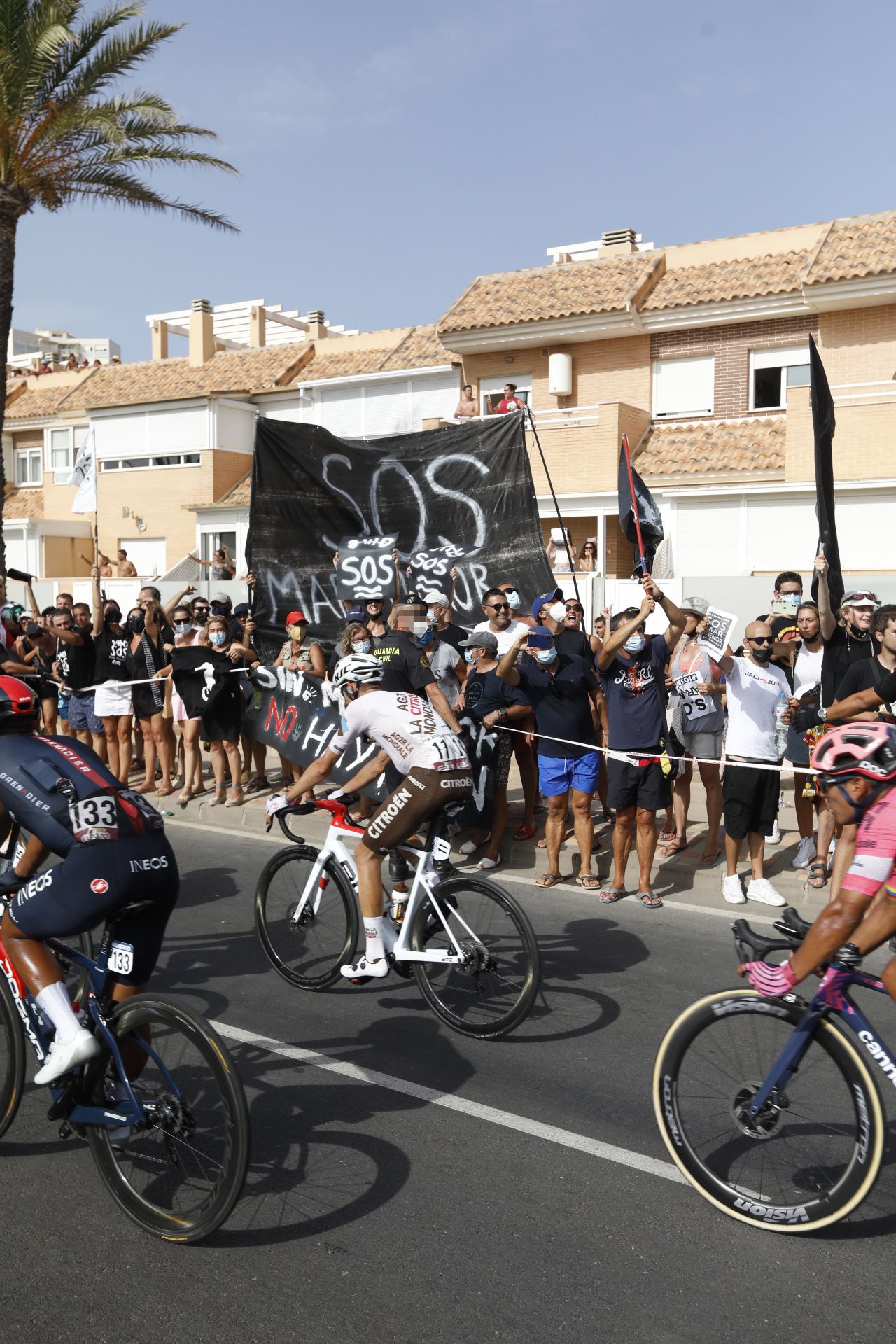 Protestas de vecinos del Mar Menor al inicio de La Manga