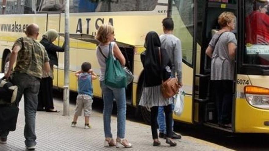 Viatgers pugen a un autocar a la parada dels autobusos de Berga , ahir, al migdia