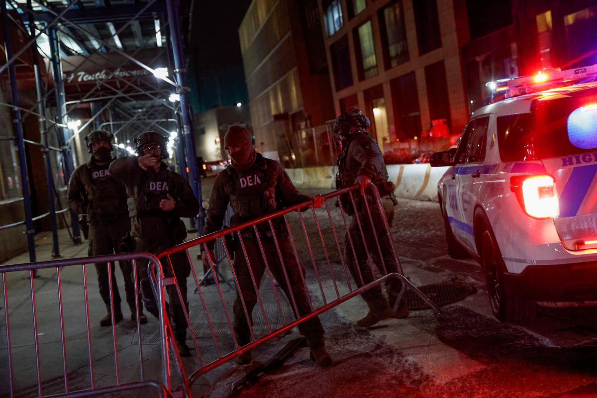 Personal de la Administración para el Control de Drogas (DEA) bloquea la calle en las inmediaciones de la sede del organismo tras la llegada del presidente venezolano capturado, Nicolás Maduro, para su procesamiento previo a su traslado al Metropolitan Detention Center, el sábado 3 de enero de 2026, en Nueva York.