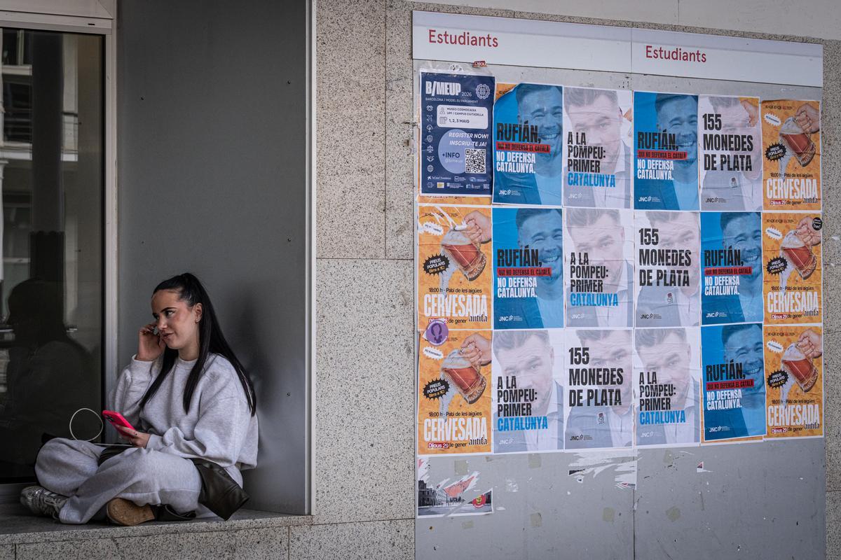 La juventudes de Junts han colgado carteles contra Rufián en el campus de la universidad.