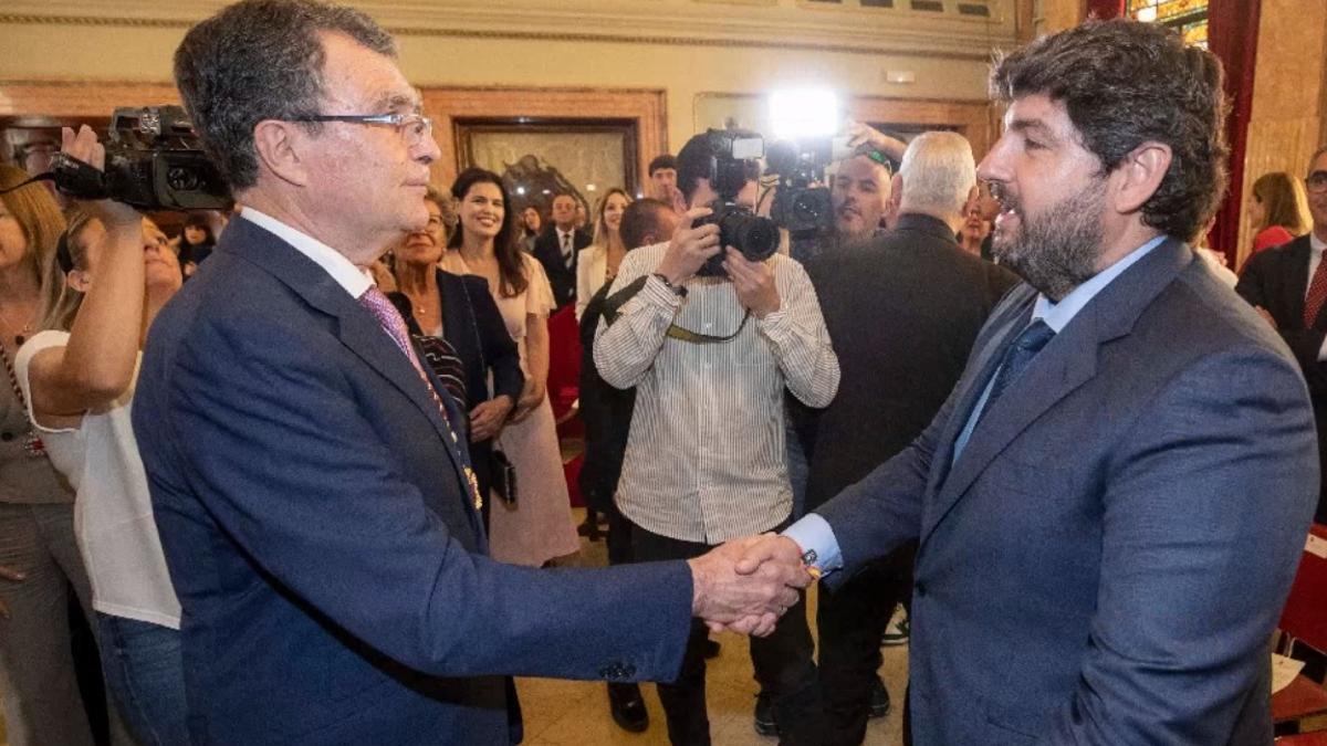 José Ballesta y Fernando López Miras se dan la mano, tras la toma de posesión en Murcia