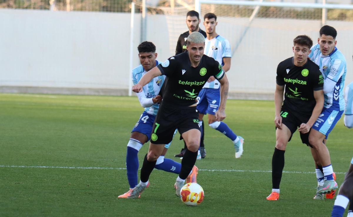 Imanol Barace, jugador del Extremadura, conduce un balón en Málaga el pasado sábado.