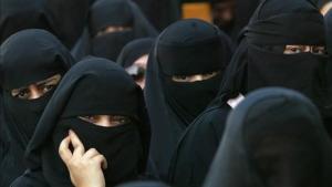 Un grupo de mujeres vestidas con la Abaya, típica vestimenta saudí.