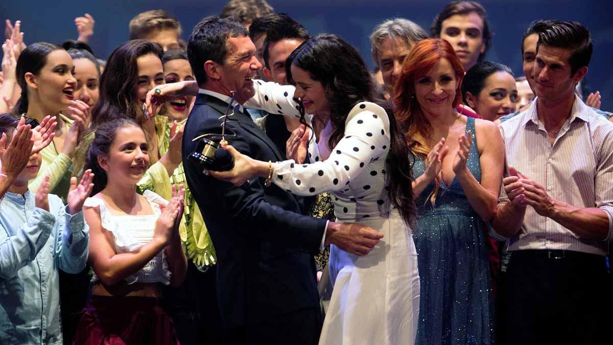 Rosalía recibe el Premio de las Artes Escénicas Antonio Banderas. En la foto, junto al actor malagueño.