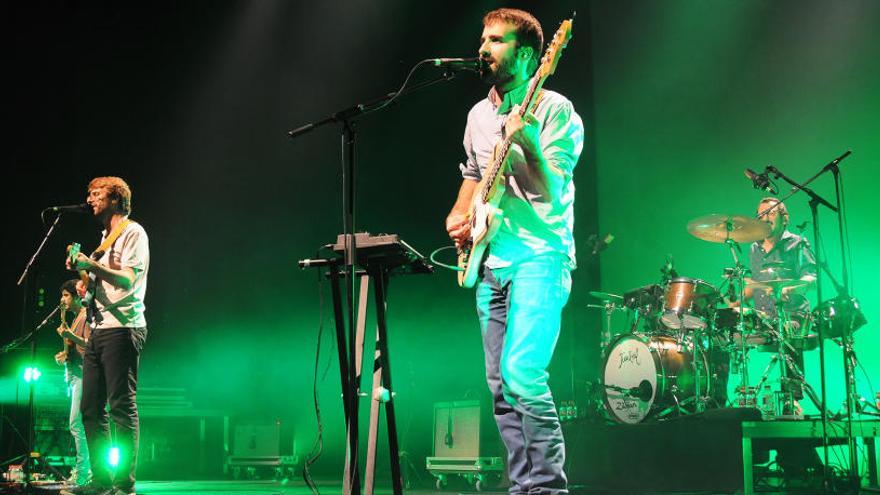 En primer terme, el baixista de Manel Martí Maymó durant l&#039;últim concert del grup a Manresa.