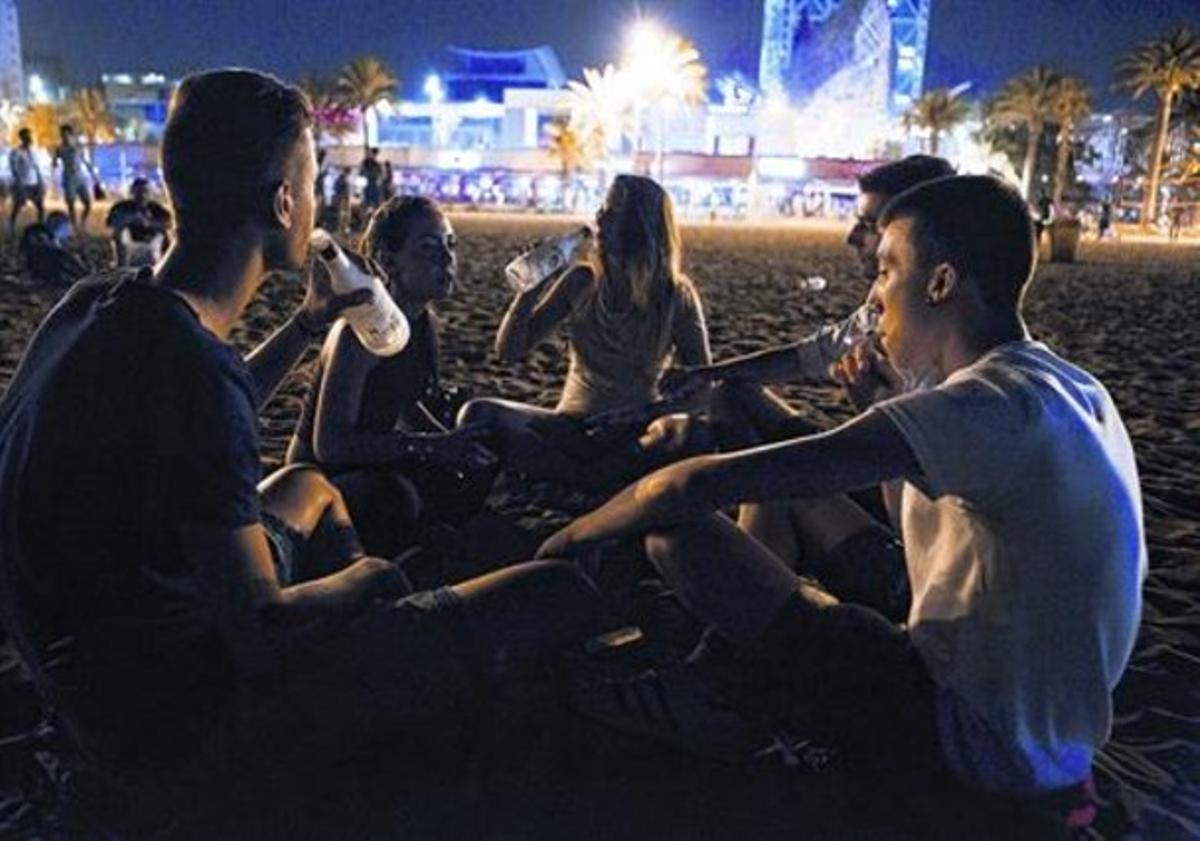 ESCENES DE ’BOTELLON’.  Els llauners tempten el públic que fa cua per entrar als clubs de Marina Village. I els joves s’instal·len en diferents punts de les platges per beure i divertir-se per pocs diners o per fer la primera copa de la nit després de proveir-se  en súpers de la Barceloneta o comprant a llauners que ocupen la zona.