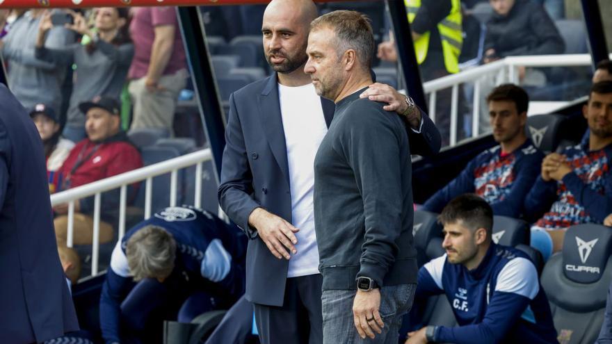 Claudio saluda a Flick al
comienzo del partido.
| Efe