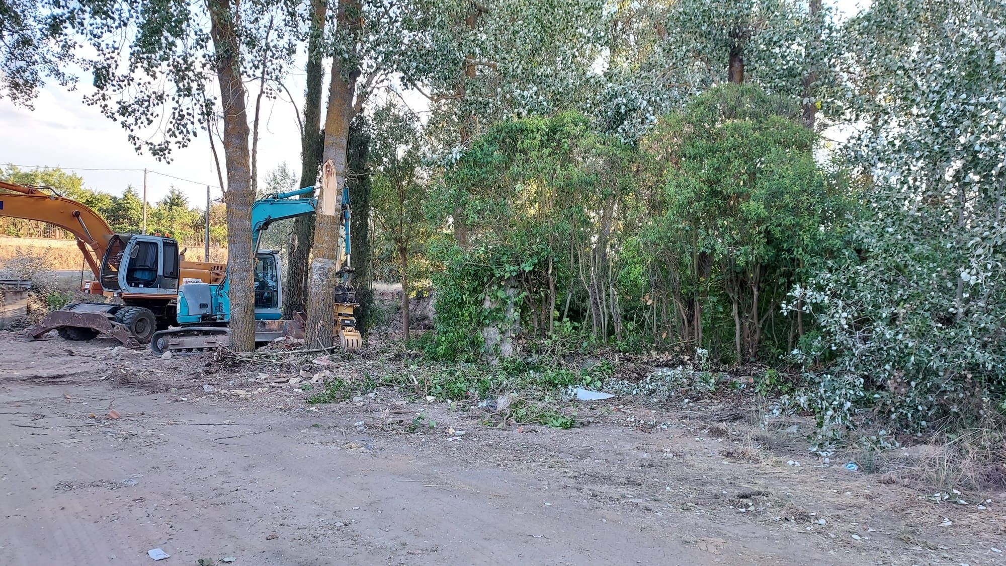 Las máquinas trabajan en la demolición de "La Casita".