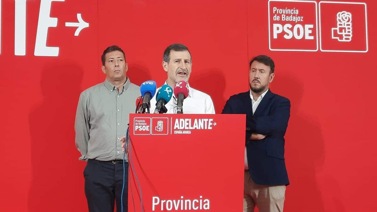 Vicente Barragán, junto con Rafael Lemus y Juan Manuel Ortiz, este lunes en la sede provincial del PSOE en Badajoz.