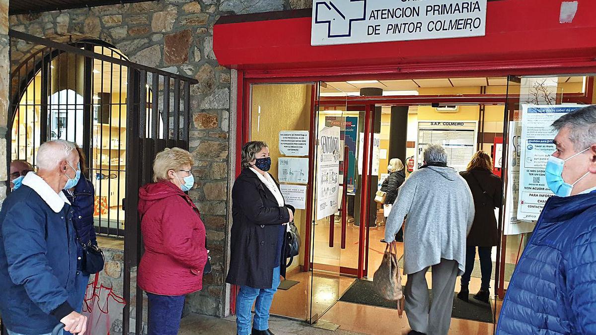 Pacientes, en la puerta de entrada de un centro de salud