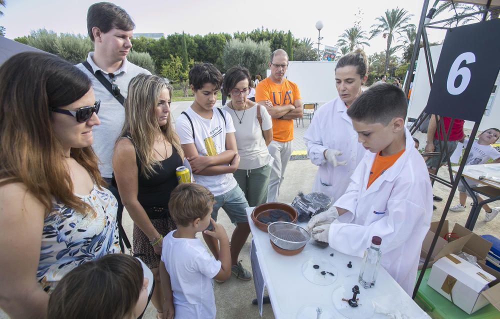 Centenares de niños y jóvenes con sus familias practican con robots en la 'Noche de la Ciencia' y descubren propiedades casi mágicas de los materiales