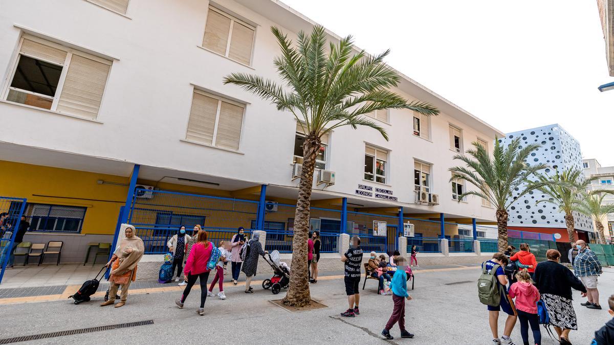 Fachada principal del colegio Leonor Canalejas, donde se desarrollará el programa municipal contra el fracaso escolar.