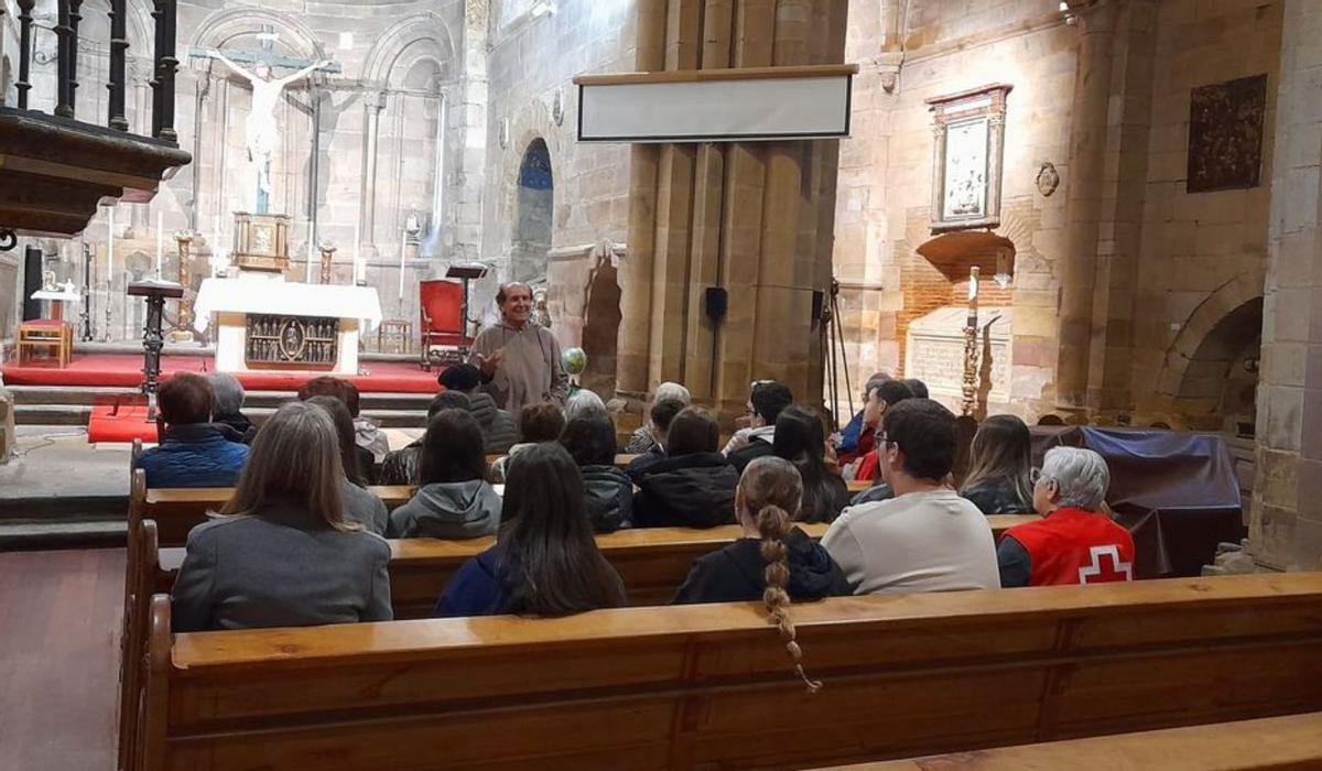 La ronda poética en su parada en la iglesia de San Juan. | E. P.