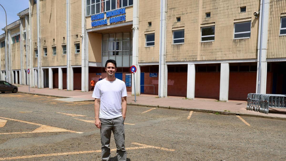 El delantero de la SD Compostela, el ribeirense Adrián Armental, delante del estadioi de San Lázaro antes del entrenamiento de este jueves.