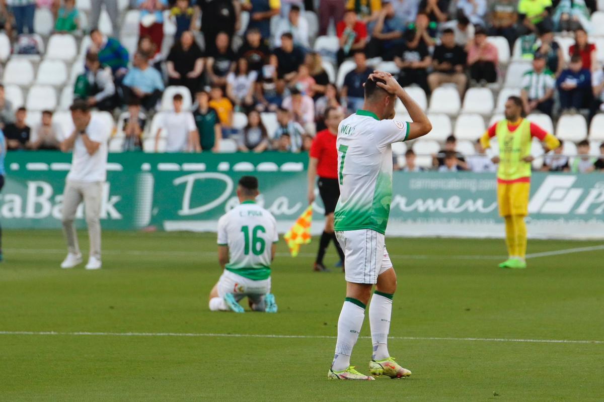 Jugadores del Córdoba CF, abatidos en el campo tras el desvanecimiento de su compañero Gudelj.