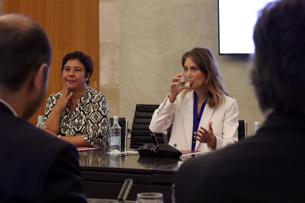 Susanna Segovia y Jéssica Albiach (Comuns) en la reunión de presupuestos con los Comuns.