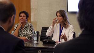 Susanna Segovia y Jéssica Albiach (Comuns) en la reunión de presupuestos con los Comuns.