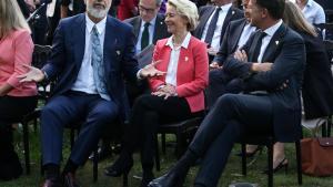 El Primer Ministro de Albania, Edi Rama (L), la Presidenta de la Comisión Europea, Ursula von der Leyen (C), y el Primer Ministro de los Países Bajos, Mark Rutte (R), en la cumbre de Albania.