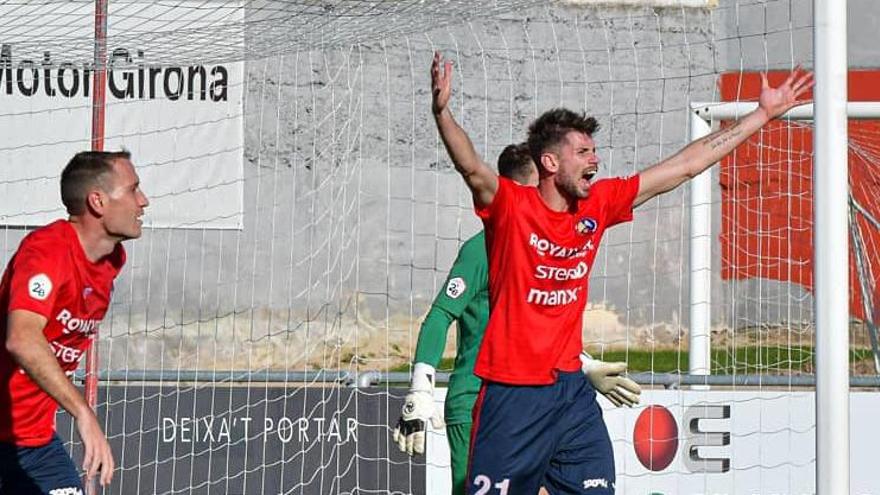 Vivancos aixeca els braços en un partit d&#039;aquesta temporada.