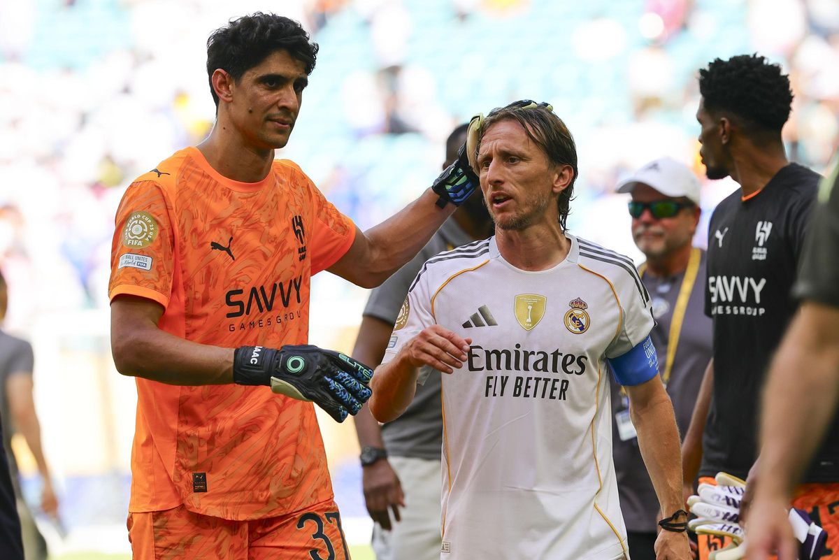 Bono, con Modric, tras el Al Hilal 1-1 Real Madrid