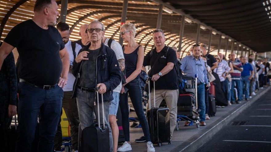 Pasajeros esperando por un taxi en el exterior del Aeropuerto Tenerife Sur.